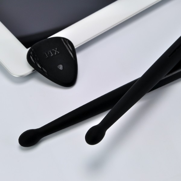 本物のドラムスティックやギター用ピックと同じような感覚で使用できるiPad用のスタイラス『PIX ＆ STIX for iPad』