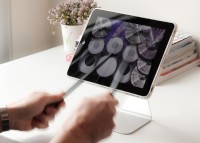 本物のドラムスティックやギター用ピックと同じような感覚で使用できるiPad用のスタイラス『PIX ＆ STIX for iPad』