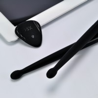 本物のドラムスティックやギター用ピックと同じような感覚で使用できるiPad用のスタイラス『PIX ＆ STIX for iPad』