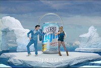 国内を代表する低カロリービール「Cass Light」が、南極の氷河の上でイ・ドンウクと2NE1のCLがダンスバトルを繰り広げるという新しい広告を公開した。 国内を代表する低カロリービール「Cass Light」が、南極の氷河の上でイ・ドンウクと2NE1のCLがダンスバトルを繰り広げるという新しい広告を公開した。
