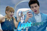 国内を代表する低カロリービール「Cass Light」が、南極の氷河の上でイ・ドンウクと2NE1のCLがダンスバトルを繰り広げるという新しい広告を公開した。 国内を代表する低カロリービール「Cass Light」が、南極の氷河の上でイ・ドンウクと2NE1のCLがダンスバトルを繰り広げるという新しい広告を公開した。