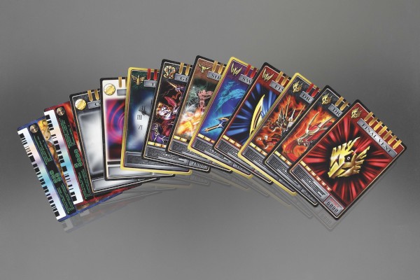 今年で放送開始から10周年を迎えた『仮面ライダー龍騎』に登場する「アドベントカード」を、劇中デザインで再現した「仮面ライダー龍騎 アドベントカードアーカイブス」（C）石森プロ・東映
