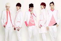 最近某ポータル サイトに、韓国の人気男性グループB1A4（ビーワンエーフォー）と决胜団（決勝団）という名前の中国のグループを比較する写真がアップされ、高い照会数を記録してネット上に急速に広がっている。
