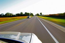 ご存じのように、運転中あなたのそばを走っている車の運転手が運転しながら何か他のこともしていると、とても危険です。それでもやはり、同じようなこと（携帯でメールをする、何かを食べる、電話で話す、CDを入れ替える、料金所で使う小銭を探す）をしている方もいるのではないでしょうか。