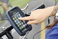 自転車のハンドルにiPhoneなどのスマートフォンを固定できる防水ケース「DN-82558」。スマートフォン本体をキズから守るほか、IPX-7相当の防水仕様で急な雨に遭遇しても本体を水から守る。