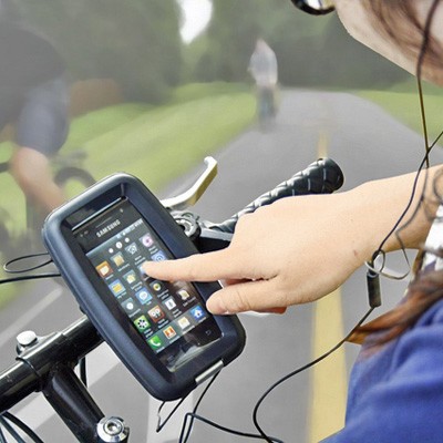 自転車のハンドルにiPhoneなどのスマートフォンを固定できる防水ケース「DN-82558」。スマートフォン本体をキズから守るほか、IPX-7相当の防水仕様で急な雨に遭遇しても本体を水から守る。