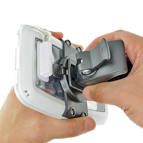 自転車のハンドルにiPhoneなどのスマートフォンを固定できる防水ケース「DN-82558」。スマートフォン本体をキズから守るほか、IPX-7相当の防水仕様で急な雨に遭遇しても本体を水から守る。