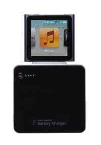 iPhoneやiPodなどドックコネクタを持つアップル製品向けの予備バッテリー「MacGizmo Extra Superior Battery Charger for iPhone/iPod」。iPhone 4S/4と同じカラーで幅や厚みを揃えており、装着時の一体感を実現している。 iPhoneやiPodなどドックコネクタを持つアップル製品向けの予備バッテリー「MacGizmo Extra Superior Battery Charger for iPhone/iPod」。iPhone 4S/4と同じカラーで幅や厚みを揃えており、装着時の一体感を実現している。