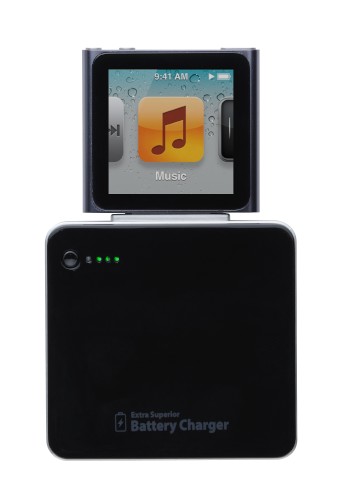 iPhoneやiPodなどドックコネクタを持つアップル製品向けの予備バッテリー「MacGizmo Extra Superior Battery Charger for iPhone/iPod」。iPhone 4S/4と同じカラーで幅や厚みを揃えており、装着時の一体感を実現している。 iPhoneやiPodなどドックコネクタを持つアップル製品向けの予備バッテリー「MacGizmo Extra Superior Battery Charger for iPhone/iPod」。iPhone 4S/4と同じカラーで幅や厚みを揃えており、装着時の一体感を実現している。