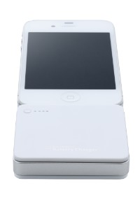 iPhoneやiPodなどドックコネクタを持つアップル製品向けの予備バッテリー「MacGizmo Extra Superior Battery Charger for iPhone/iPod」。iPhone 4S/4と同じカラーで幅や厚みを揃えており、装着時の一体感を実現している。 iPhoneやiPodなどドックコネクタを持つアップル製品向けの予備バッテリー「MacGizmo Extra Superior Battery Charger for iPhone/iPod」。iPhone 4S/4と同じカラーで幅や厚みを揃えており、装着時の一体感を実現している。