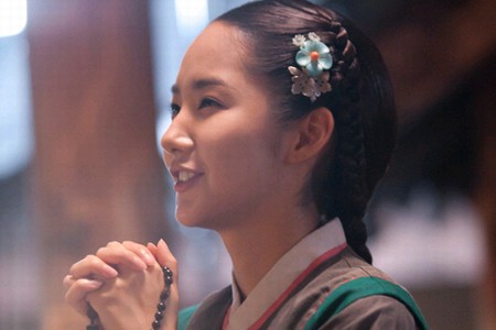 韓国MBC週末特別企画『Dr. JIN』に出演のパク・ミニョンが、ひたむきに可愛らしい姿でカトリック教会で一人で祈っている姿が公開された。写真＝イギムプロダクション