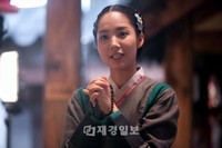 韓国MBC週末特別企画『Dr. JIN』に出演のパク・ミニョンが、ひたむきに可愛らしい姿でカトリック教会で一人で祈っている姿が公開された。写真＝イギムプロダクション
