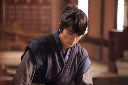 MBC週末ドラマ『Dr.JIN』では、150年の時空を超えてやってきた天才医師ソン・スンホンが元の位置に戻らなければならない時がそう遠くないことを予告し、視聴者の好奇心をより一層かき立てている。