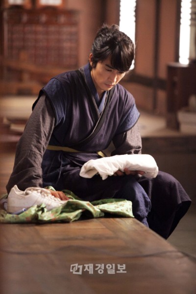 MBC週末ドラマ『Dr.JIN』では、150年の時空を超えてやってきた天才医師ソン・スンホンが元の位置に戻らなければならない時がそう遠くないことを予告し、視聴者の好奇心をより一層かき立てている。