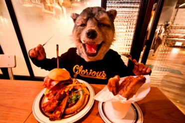 ディーゼルカフェに登場した謎のオオカミバンドとの限定巨大ハンバーガー