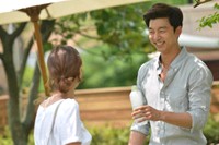残り2話となった国民的ロマンチックコメディ『ビッグ』が、結末のストーリーの流出を避けるために撮影現場の出入りを徹底的に制限している中、コン・ユとイ・ミンジョンが水を分け合って飲んでいる仲睦まじい写真が公開され、結末への期待感を高めている。写真＝ボンファクトリー