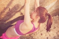 少女時代メンバーのユナが、肋骨まで露わになったタンクトップファッションで話題を集めている。写真＝EiDER