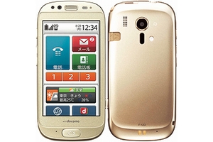 「らくらくスマートフォン」（画像：NTTドコモ）