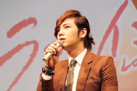 “アジアのプリンス”俳優チャン・グンソクが24日、ドラマ「ラブレイン」プロモーションのため日本を訪問し、国内マスコミの激しいフラッシュ洗礼を浴びた。写真＝ツリージェイカンパニー