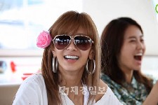 歌手のG.NAが、BEASTのユン・ドゥジュンが好きだとコメントし、話題を集めた。