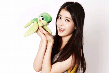 映画『サミーのアドベンチャー2』が、来る8月2日の世界公開を控え、女性歌手IU（アイユ）が歌う主題歌『Stranded』のミュージックビデオを公開するという。