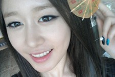 ガールズグループT-ARA（ティアラ）のジヨン、Miss A（ミスエイ）のスジ、IU（アイユ）の可愛らしいやきもちがネチズンたちを笑わせている。