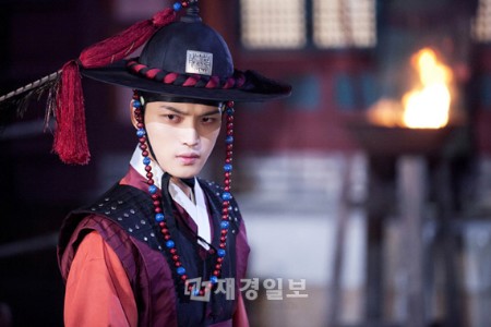 MBC週末特別企画『Dr.JIN』で、悲運の従事官キム・ギョンタク役を演じ、猛活躍をしているJYJキム・ジェジュンの強烈に訴えてくる眼差しの演技が連日光を放っている。写真＝イギムプロダクション