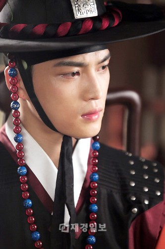 MBC週末特別企画『Dr.JIN』で、悲運の従事官キム・ギョンタク役を演じ、猛活躍をしているJYJキム・ジェジュンの強烈に訴えてくる眼差しの演技が連日光を放っている。写真＝イギムプロダクション