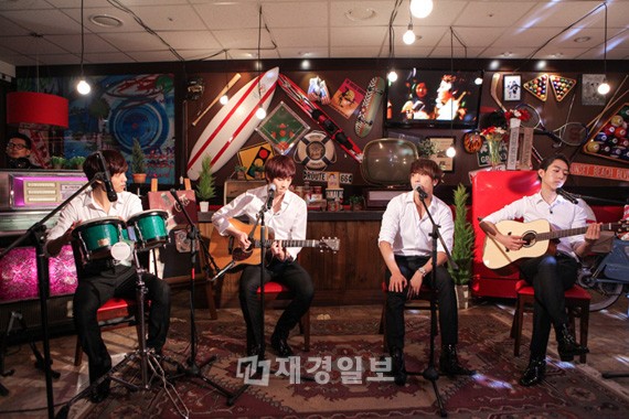 CNBLUEのカン・ミンヒョクが、リアリティー番組『it City-CNBLUEの LOVE ON PARTY』でバーテンダーに変身し、カクテル作りの実力を披露した。