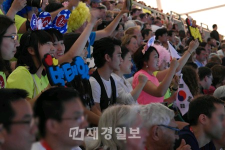 27日に仁川空港を出発したキム・スヒョンは、サムスンノートブックシリーズ9の「9 to London応援団」と共に3泊5日のオリンピック応援旅行を楽しんだ。