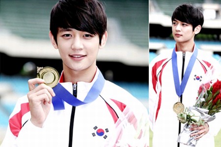 SHINee（シャイニー）のミンホは今年8月放送予定の韓国SBS新ドラマ『花ざかりの君たちへ』で、無愛想だが優れた実力を持つ走り高跳び選手カン・テジュン役を演じ、今までになかった魅力を見せる。写真=SM C&C