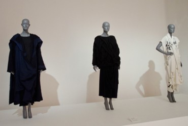日本ファッションの30年をたどる大規模展レポート-ギャルソン、ヨウジ、イッセイからアンリアレイジなど