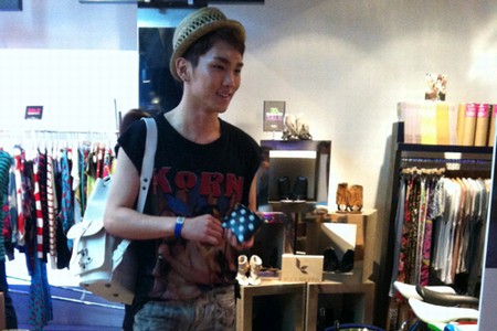 最近、BIGBANG（ビッグバン）のG-DRAGONに続き新鋭ファッショニスタとして浮上したSHINee（シャイニー）のキーが、シンサ洞のカロスキルでショッピングをしている姿がキャッチされ話題だ。写真=MAG/MAGのツイッター