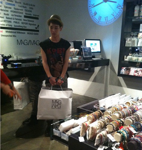 最近、BIGBANG（ビッグバン）のG-DRAGONに続き新鋭ファッショニスタとして浮上したSHINee（シャイニー）のキーが、シンサ洞のカロスキルでショッピングをしている姿がキャッチされ話題だ。