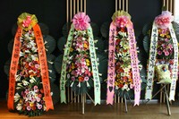 Mnetの音楽番組 『エムカウントダウン』 が放送第300回目を迎えて、歴代MCたちが贈ったセンスあふれるコメントとお祝いの花輪が注目を集めている。