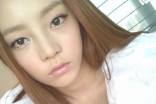 KARAのク・ハラは2日、自身のツイッター（@_sweethara）で、「ぼーっと」というコメントと共に自分撮りの写真を投稿した。