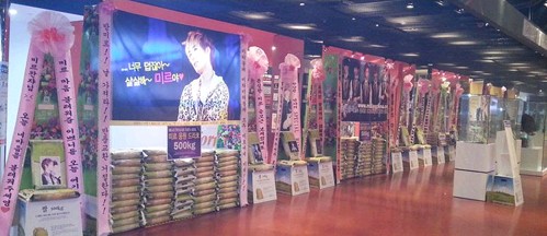 MBLAQ（エムブラック）の日本ファンらが、先月30日に東京国際フォーラムホールAで開かれたMBLAQのアジアツアー「THE BLAQ% TOUR」に応援のドリーミー米花輪160kgを贈り、目を引いた。写真 =ドリーミー
