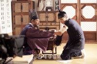 MBC週末ドラマ『Dr.JIN』で悲劇の従事官キム・ギョンタク役を熱演中のJYJキム・ジェジュンが、かわいい末っ子の姿を見せ注目を集めている。写真＝イギムプロダクション