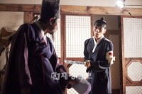 MBC週末ドラマ『Dr.JIN』で悲劇の従事官キム・ギョンタク役を熱演中のJYJキム・ジェジュンが、かわいい末っ子の姿を見せ注目を集めている。写真＝イギムプロダクション
