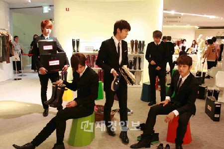 人気アイドルINFINITEが、狎鴎亭の店でショッピングをしている姿がキャッチされ、注目を集めている。