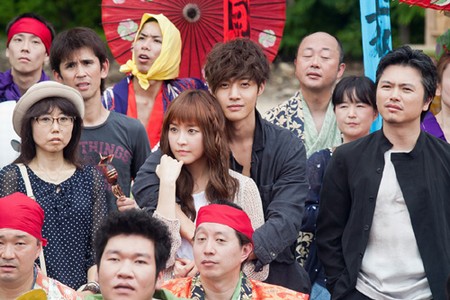 ドラマ『都市征伐』を撮影中のSS501（ダブルエス501リーダー）キム・ヒョンジュンが、ロマンティックなバックハグで女心を揺るがした。