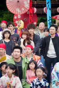 ドラマ『都市征伐』を撮影中のSS501(ダブルエス501リーダー)キム・ヒョンジュンが、ロマンティックなバックハグで女心を揺るがした。 ドラマ『都市征伐』を撮影中のSS501(ダブルエス501リーダー)キム・ヒョンジュンが、ロマンティックなバックハグで女心を揺るがした。