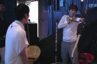 ZE:Aの公式ユーチューブチャンネル(www.youtube.com/zea2011)で公開された話題のアーチェリー動画は、ある音楽番組のリハーサルの途中、ステージ下の小道具ボックスから弓を発見したグァンヒとシワンがロンドンオリンピックを応援する趣旨でパロディー映像を製作したもの。