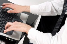 ノートパソコンは、その持ち運びのしやすさで生産性の象徴にもなっていますが、実際はあなたが努力してタイムマネジメントをしているのを邪魔している可能性がありませんか？