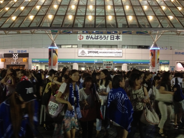 東方神起、SUPER JUNIORなど、SMエンターテインメントの人気アーティストが一挙出演した「SMTOWN LIVE WORLD TOUR III in TOKYO！」の模様がフジテレビNEXTで10月26日に放送される。写真は8月5日公演終了後の東京ドーム周辺の様子。