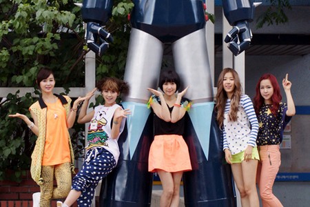 「Saturday Night」で人気を博しているガールズグループ CRAYON POP（クレヨンポップ）が、ブラジル戦を控えている男子サッカー韓国代表チームに応援メッセージを送った。