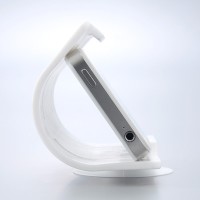 サンワサプライが7日発売したiPhoneやスマートフォンを縦置きや横置きに自由に設置できるホルダー型スタンド「iPhone・スマートフォンホルダースタンド（縦・横置き対応・シリコン素材）200－STN006」