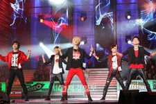 『韓国訪問の年記念 K-POPカバーダンスフェスティバル』の前年度参加者が、自分たちがカバーした本物のK-POPスターと同じステージに立つ夢をつかんだ。