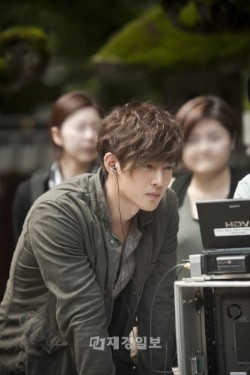 新ドラマ『都市征伐』で主人公を務めるキム・ヒョンジュンのモニタリング姿が公開された。写真＝メディアバッグ