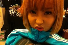 2NE1のミンジは8日、自身のツイッターでやや苦しそうな表情の自分撮り写真とともに、風邪を引いていることを報告した。写真＝ミンジのツイッターより